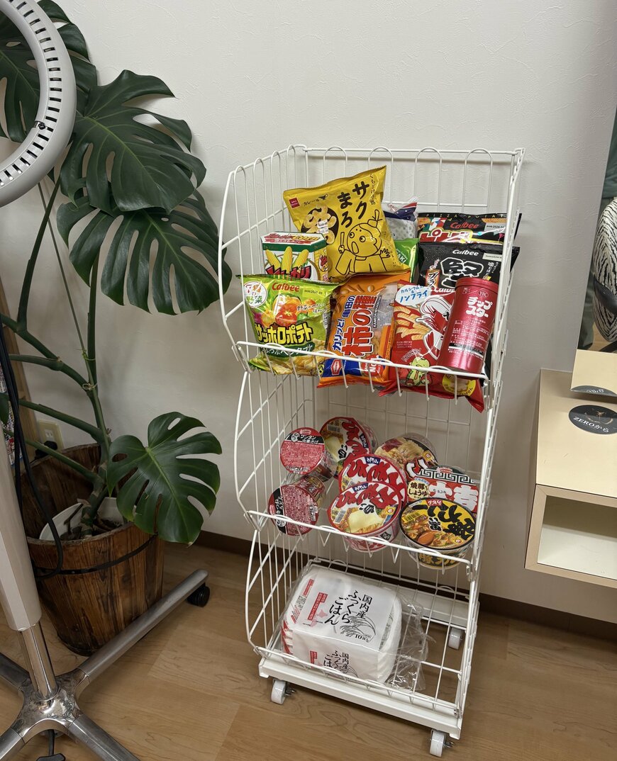 食料品のストックを入れたワゴン