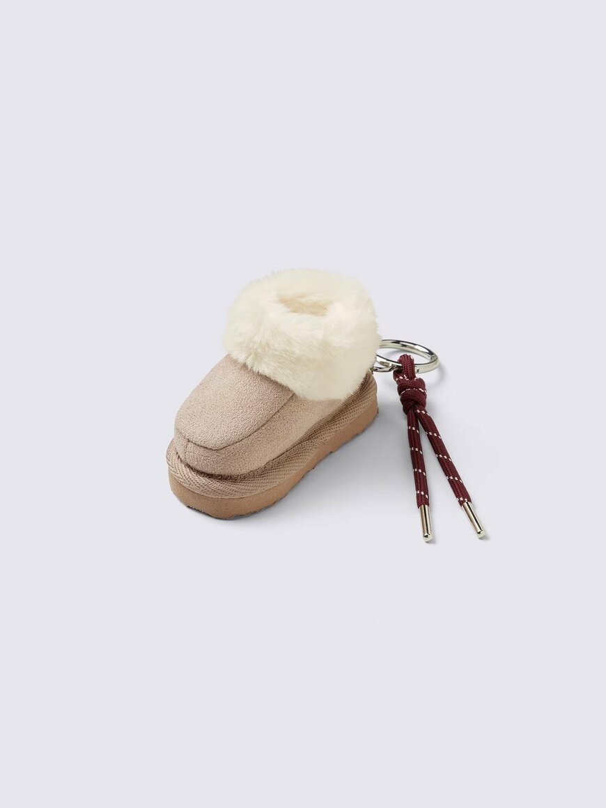 白いファーとベージュのブーツチャーム