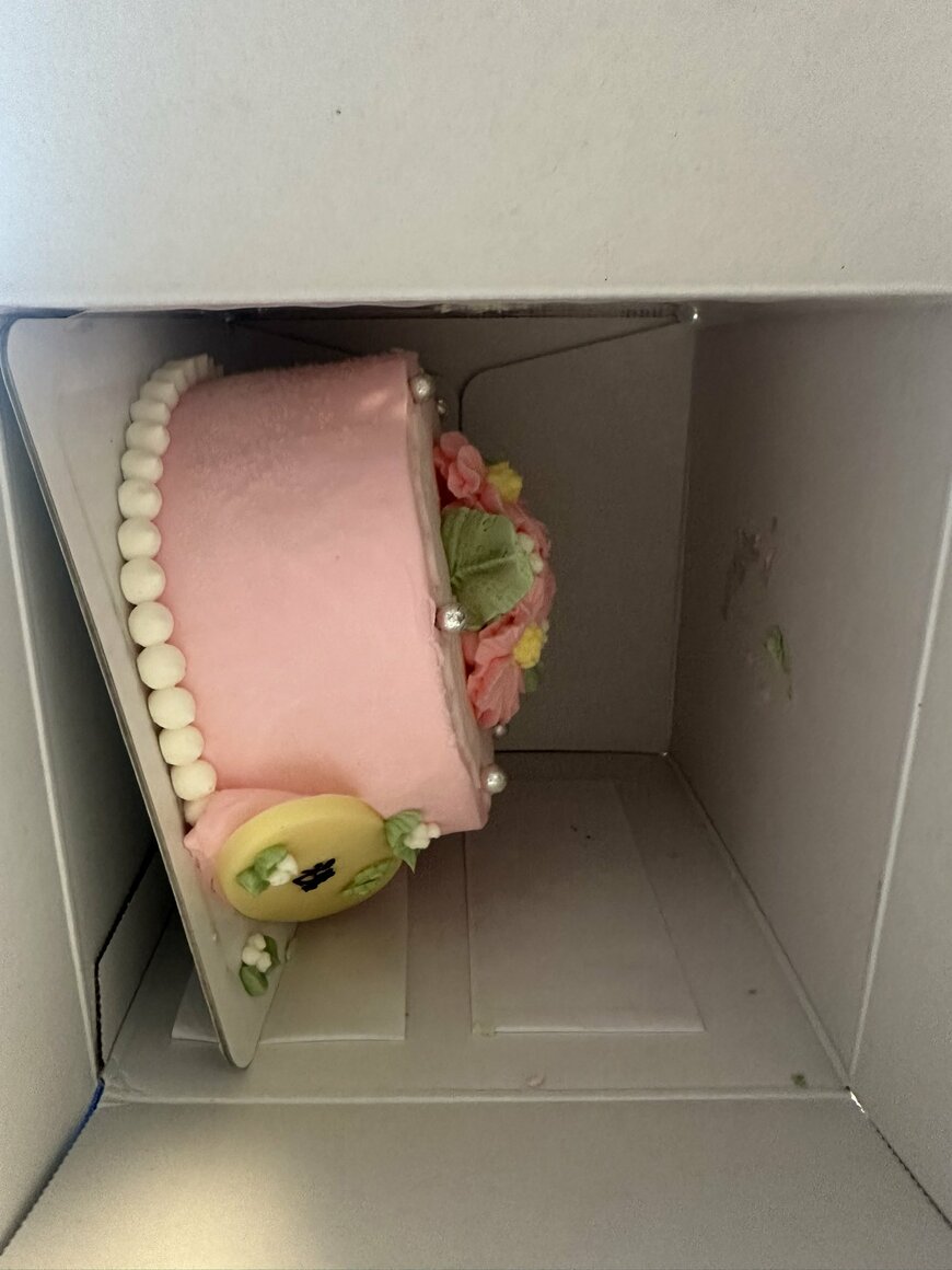 ケーキが移動したことを感じさせる壁面のクリーム