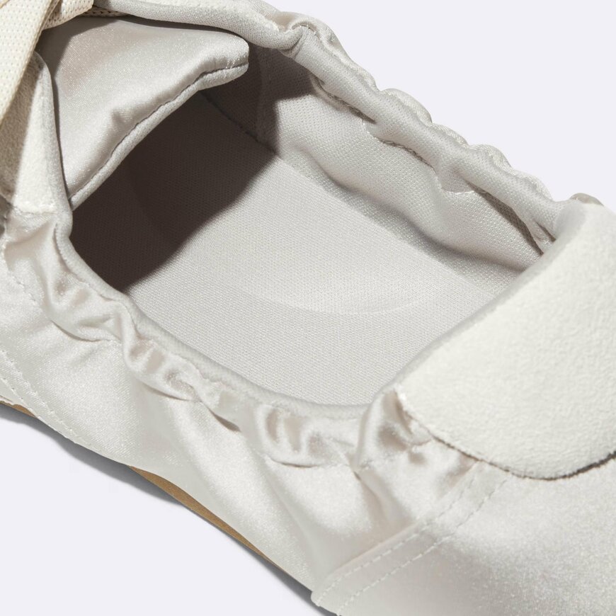 GU公式　ギャザーバレエスニーカー