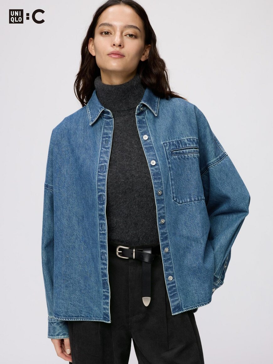 ブルーのデニムリラックスシャツジャケットを着用した女性