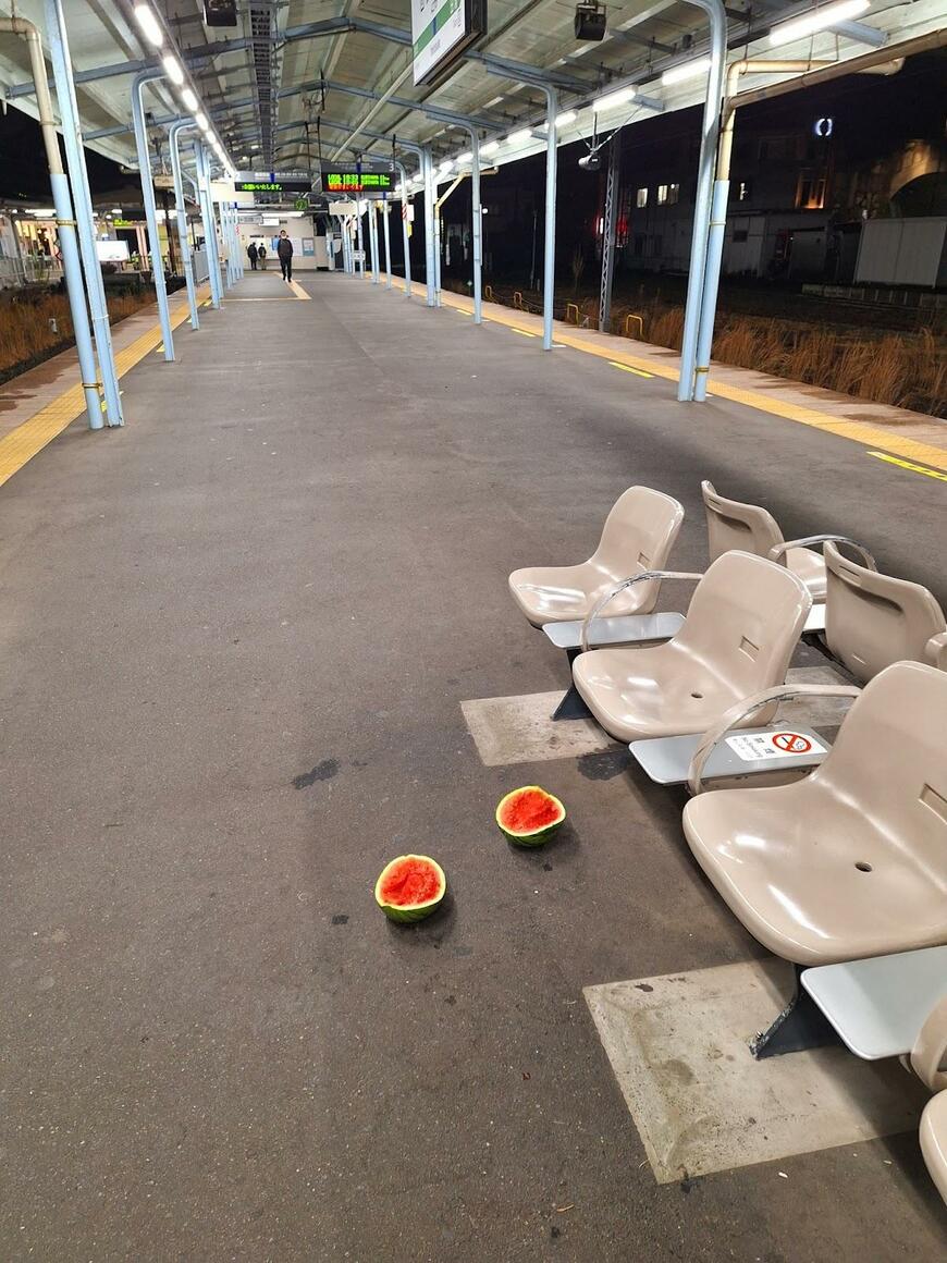 駅のホームに落ちていたスイカ