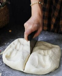 【海外料理家】「パン生地を"焼く"と思ったら全然違った...」トルコ出身の美人料理家が作る「リンゴのフリット」がメープル香って美味しそう！