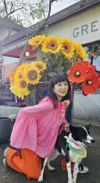 【69歳マダム】ピンク×オレンジの「華やかコーデ」！手作りのコサージュが映える着こなしに「素敵です」「可愛い」の声