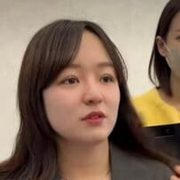 髪のうねりをなくしたい女性がストレートヘアで大胆イメチェン！「すごーい！」と仕上がりに感動