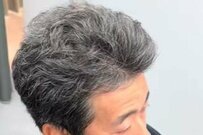 白髪比率60％の男性　メッシュで「至高のシルバーヘア」にイメチェンした様子が話題