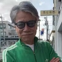 【73歳イケオジ】グリーンが映える大人の「スポーツコーデ」！アクティブでもラフになりすぎない着こなしがおしゃれ