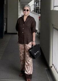 【60代マダム】ココアブラウンの麻シャツ×総柄ワイドパンツ　洗練された大人カジュアルコーデが「お似合いです」