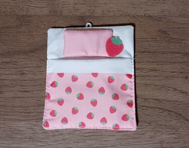 ぬい活やシル活に便利です！布団の形の「ドールポーチ」をセリアで発見