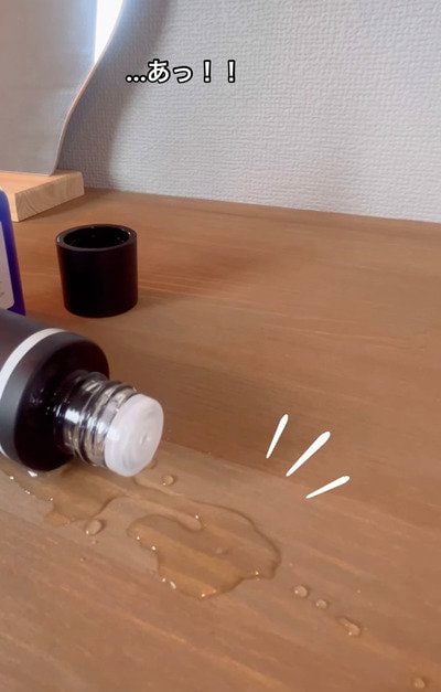 変身前の木製テーブル