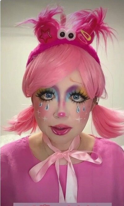 ピンクのウィッグをかぶって完成した姿