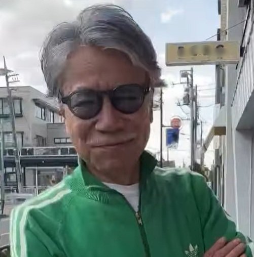 【73歳イケオジ】グリーンが映える大人の「スポーツコーデ」！アクティブでもラフになりすぎない着こなしがおしゃれ