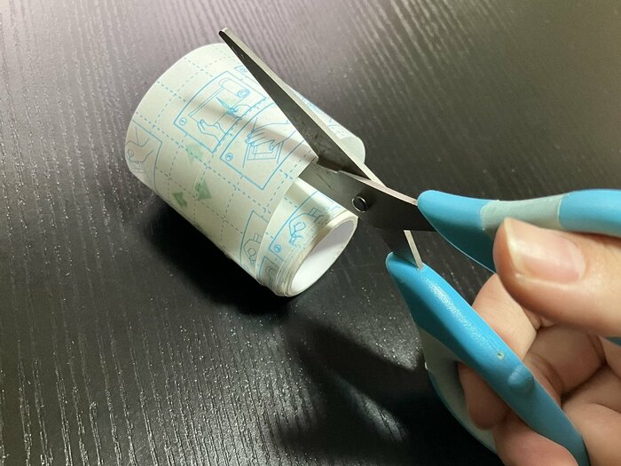 ガーゼを十分カバーできるサイズを確認し、防水フィルムロールをカット！