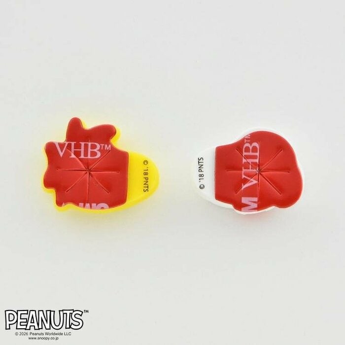 ナンバープレートのボルト部分に付属の両面テープで貼り付けるだけ