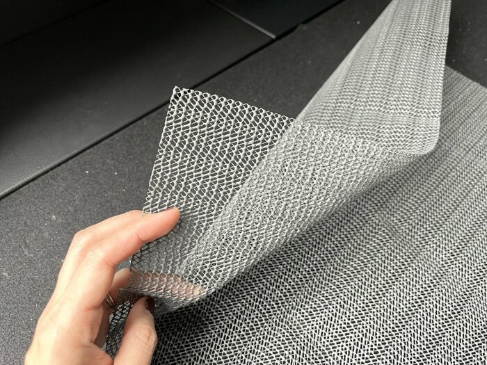 塩化ビニル樹脂でできたメッシュタイプのマット