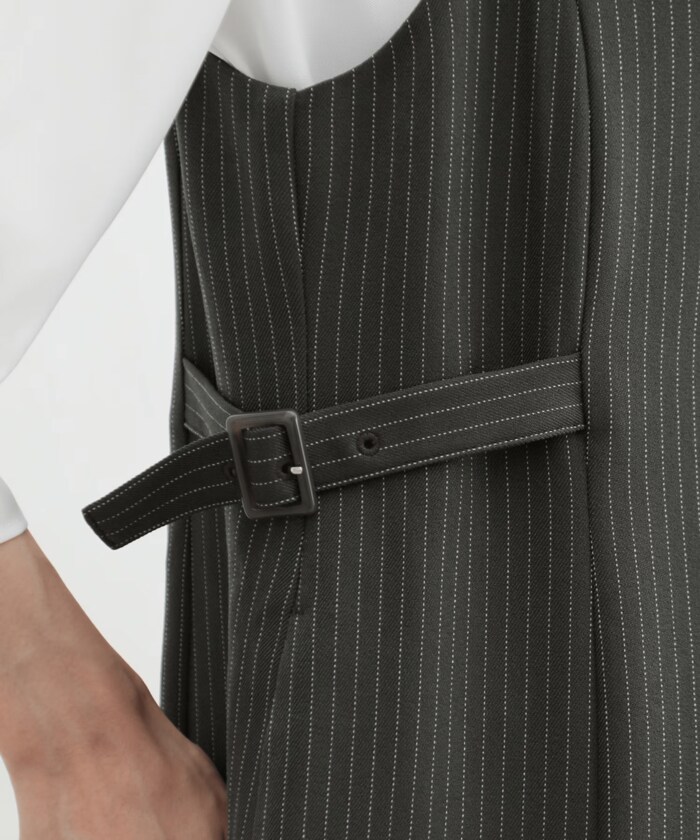 マニッシュなピンストライプ柄と無地のパターンでトレンド感もたっぷり