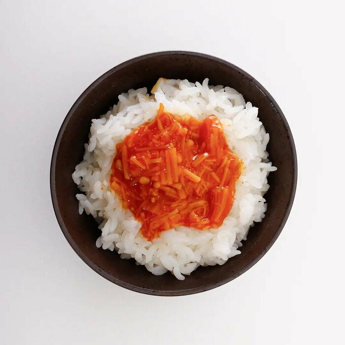 ツヤツヤとしたビジュアルが食欲をそそる、なめ茸と明太子の組み合わせ