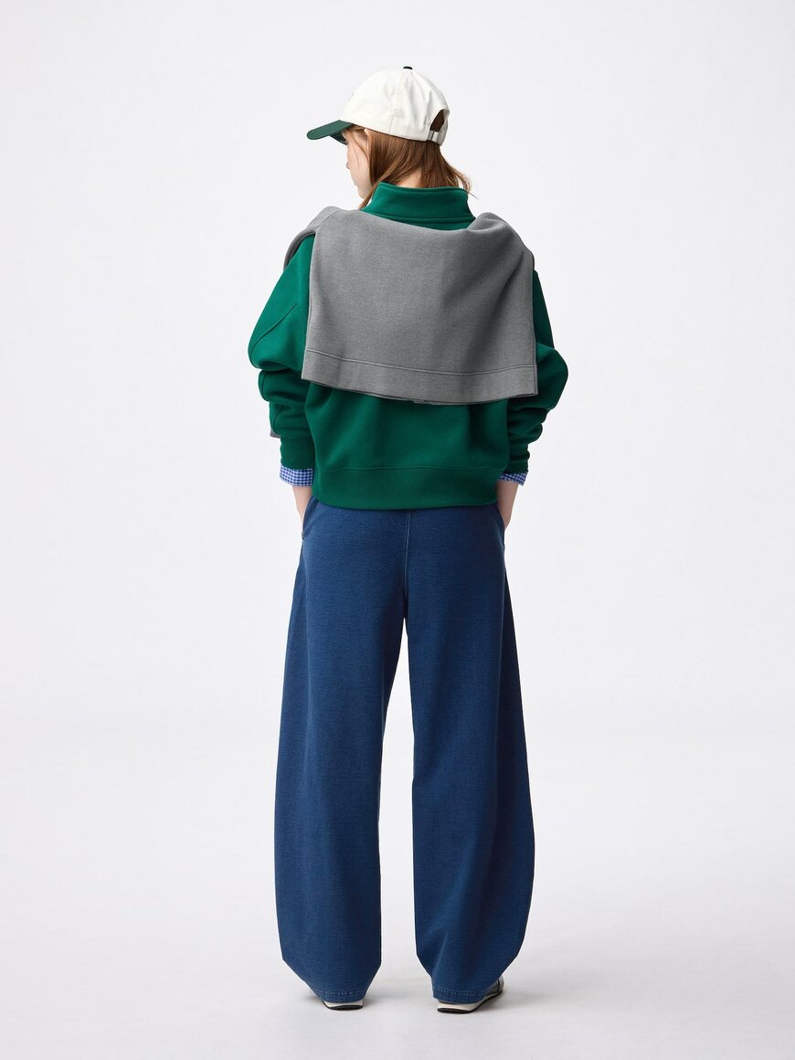 出所：GU公式　デニムスウェットバレルレッグパンツ