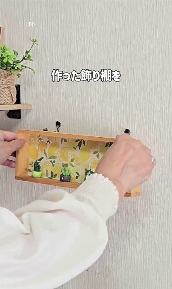 【100均DIY】セリアの木製ラックが「ハロウィンコーナー」に変身！内側をレモン柄からオレンジの色紙に貼り替えるだけ、「不器用でも簡単に出来るから」