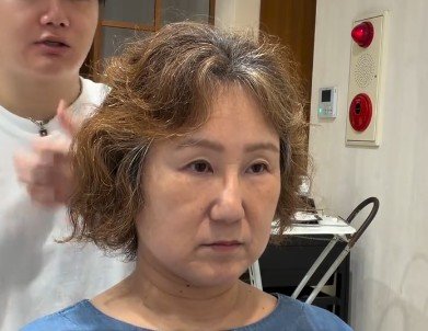 「癖がいま凄いので…」と話す女性が、根元を残した縮毛矯正で"大人女性のためのショート"にスタイルチェンジ