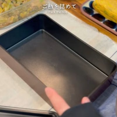 妻が作る【旦那弁当】朝から焼いた〈焼肉弁当〉デカ卵焼きも入ってボリューム満点で美味しそうと話題