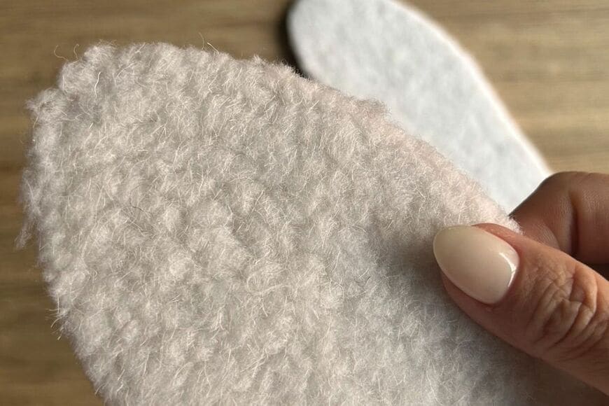 【ダイソー】冬の外出で足先が寒い…そんな悩みを救う「あったかボアインソール」を使ってみた