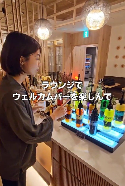 ウェルカムバーでお酒を楽しむ