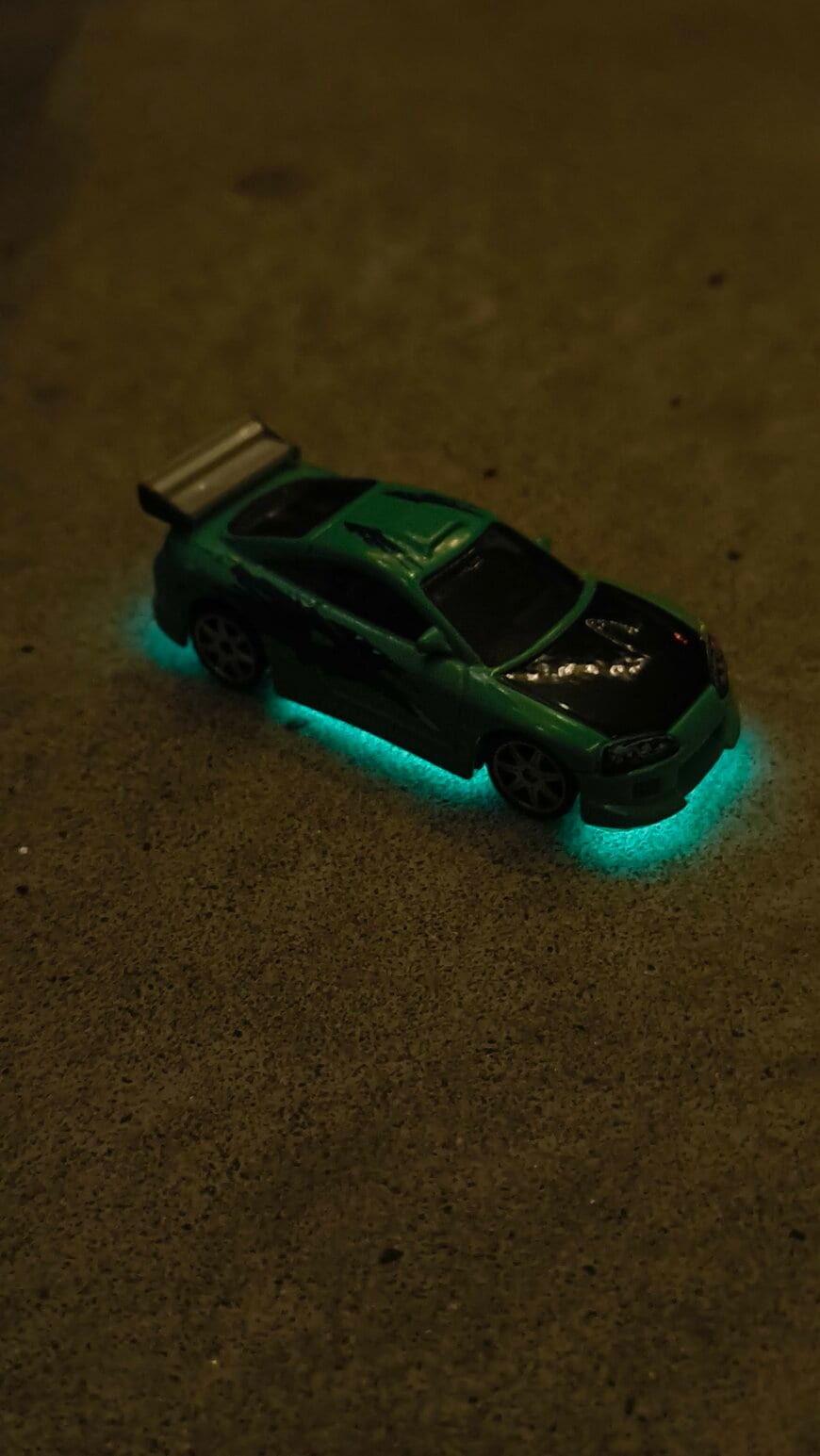 アンダーネオン風に光るミニカー