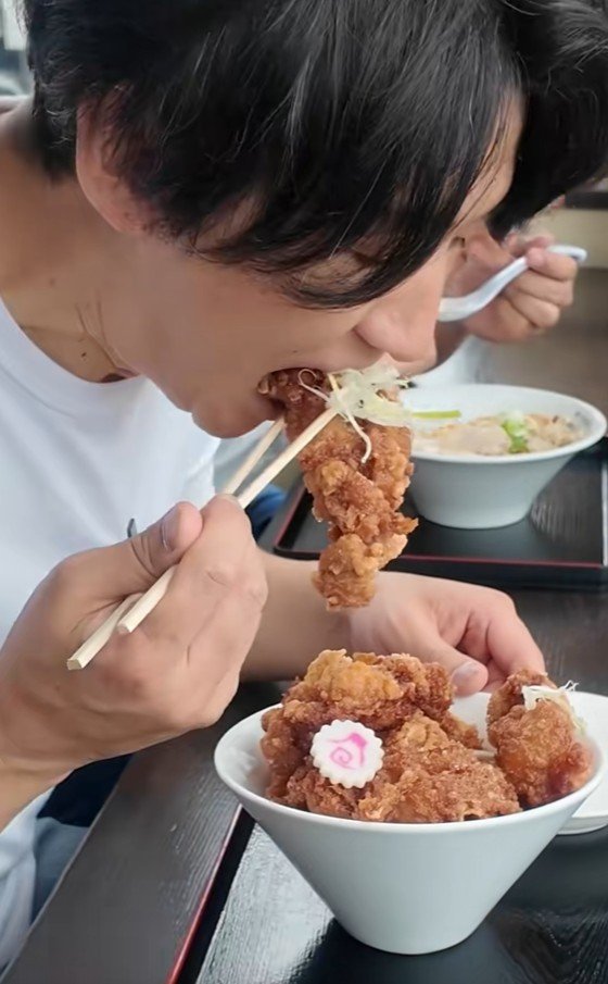 から揚げ丼を食べる様子
