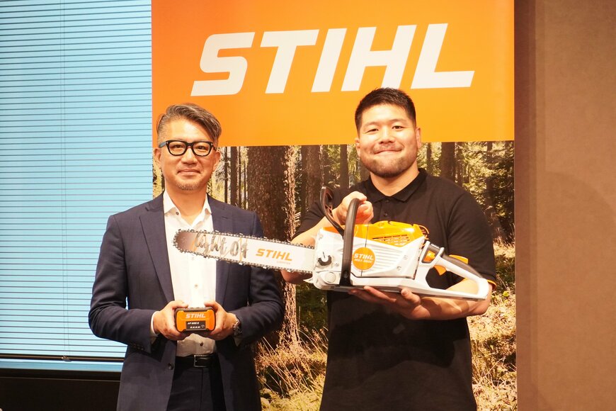 男性2名がパネルを持つ写真