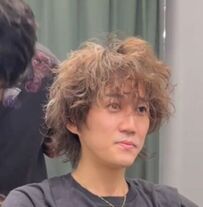 美容師が若手スタイリストにカットを依頼　大変身した姿に反響