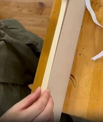 古材風の壁掛けフックをDIYで設置。シンプルな玄関が目を引くおしゃれな空間に変身！