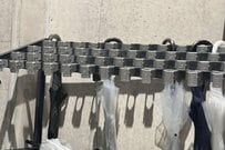 大学構内に「隠れワドルディ」？　任天堂の人気キャラに見える傘立ての影が話題