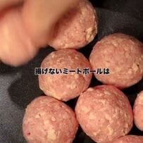 【息子弁当】ドレスのように美しい「オムライス」と揚げない「ミートボール」入りのお弁当が完成　たくさんのおかずをおしゃれに詰める様子に見惚れてしまう