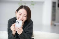 【女性の年金早見表】厚生年金でも平均で「月11万円台」に。全体平均に比べて低い「女性の老後の年金」に不安も