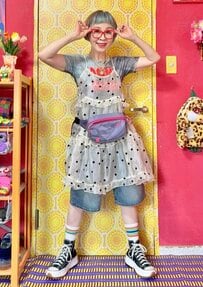 【63歳マダム】GUの〈メンズショート丈デニム〉でポップな派手コーデを披露！「合わせ方が天才的」「真似したい！」の声