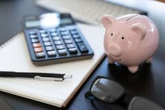 【住民税非課税世帯】国立大学は入学料28万2000円と授業料53万5800円が全額免除。年収の目安は4人世帯で295万円