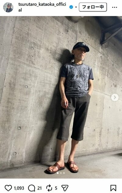 片岡鶴太郎のInstagram投稿（コーデ全身カット）