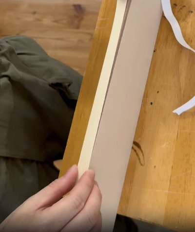 古材風の壁掛けフックをDIYで設置。シンプルな玄関が目を引くおしゃれな空間に変身！