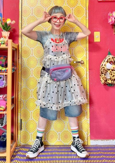 【63歳マダム】GUの〈メンズショート丈デニム〉でポップな派手コーデを披露！「合わせ方が天才的」「真似したい！」の声