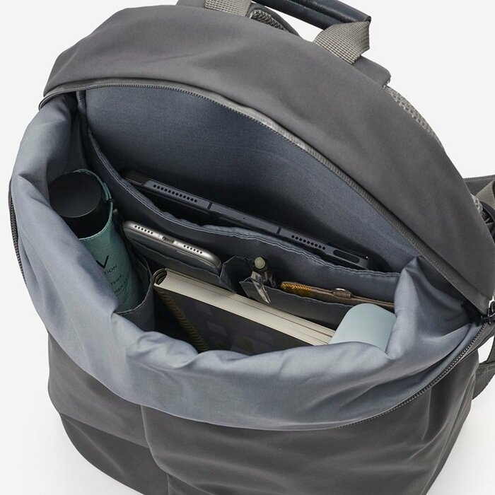 クッション性のあるポケット付きなので、ノートパソコンやタブレットを持ち運びたい方にもおすすめ