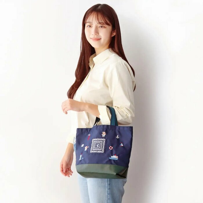 船やイカリ、塔など神戸のマリンモチーフが刺繍されており、可愛らしいデザインが特徴