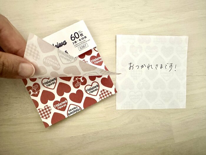 ハートの総柄がかわいく、元気を感じるメモ帳