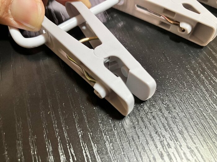 洗濯物をはさむ面はフラットな作りで、干したものに跡がつきにくい