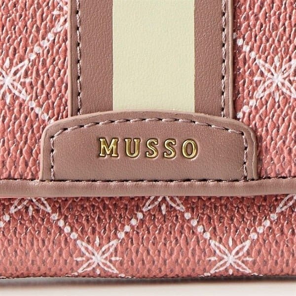 アクセントとなっているのが、財布の中央を縦に走る「ベルトデザイン」