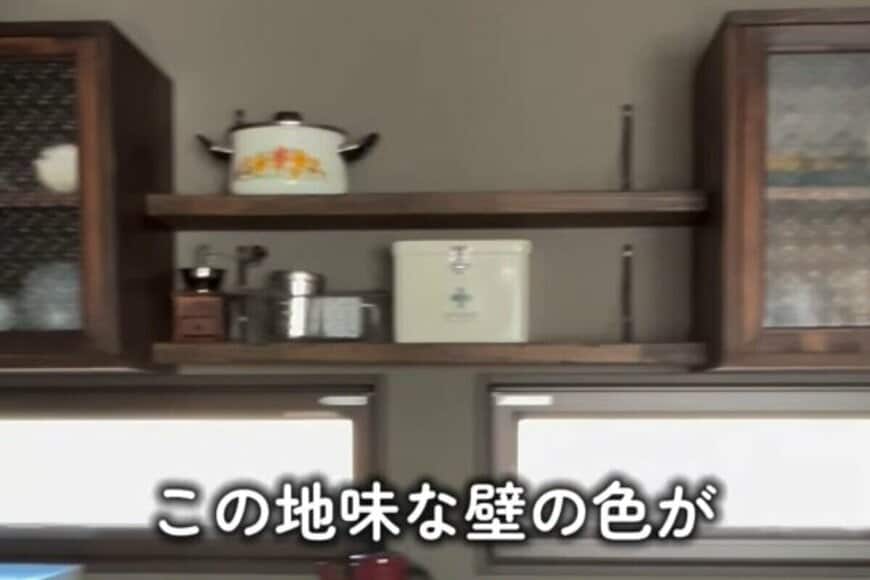 【キッチンDIY】地味な色の壁を「理想の色」に大胆チェンジ　明るくなったキッチンが話題「スゴく素敵」