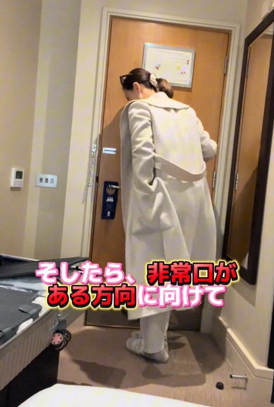 出所：@akko_san_dayo「これで一目瞭然！海外のホテルで寛ぐ前にすぐできるからぜひやってみてね」