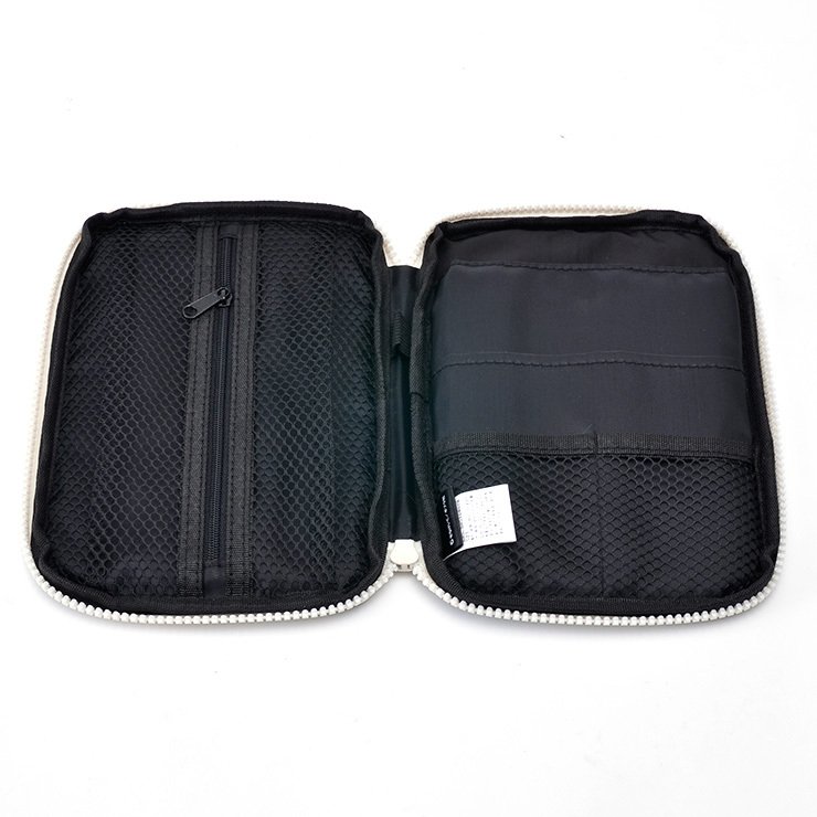 出所：しまむら　マルチポーチ(めがねうさぎ)