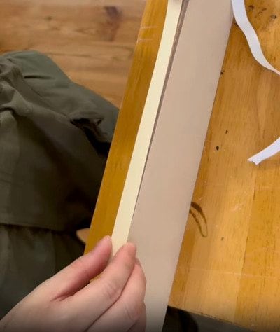 古材風の壁掛けフックをDIYで設置。シンプルな玄関が目を引くおしゃれな空間に変身！