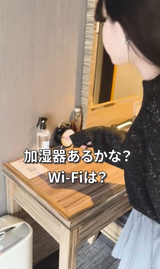 出所：@hotelreliefnamba「ホテルの部屋に入ってまずやることは」